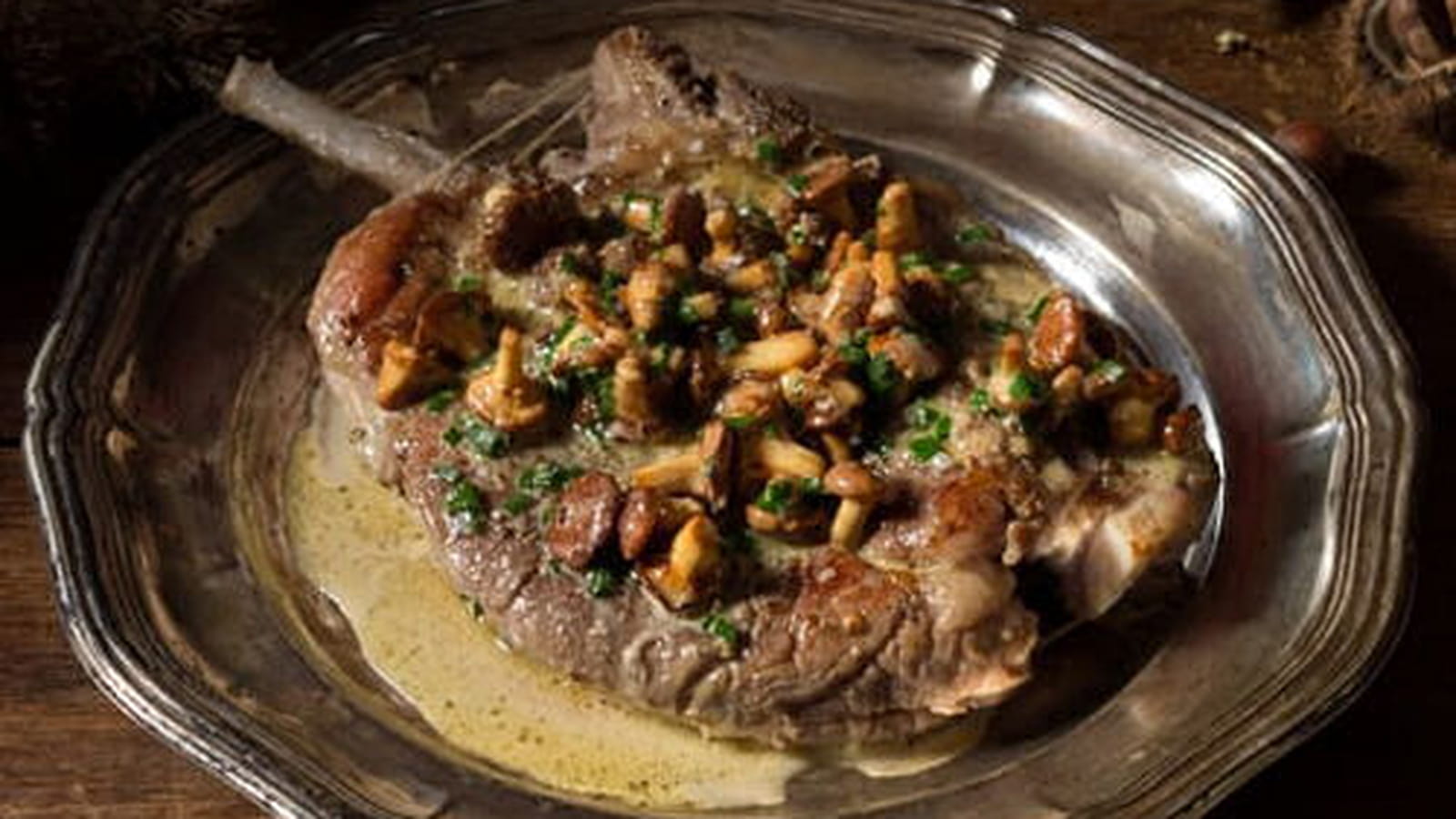 Côte de veau rôtie au beurre de sauge, girolles boutons de guêtre sautées au jus