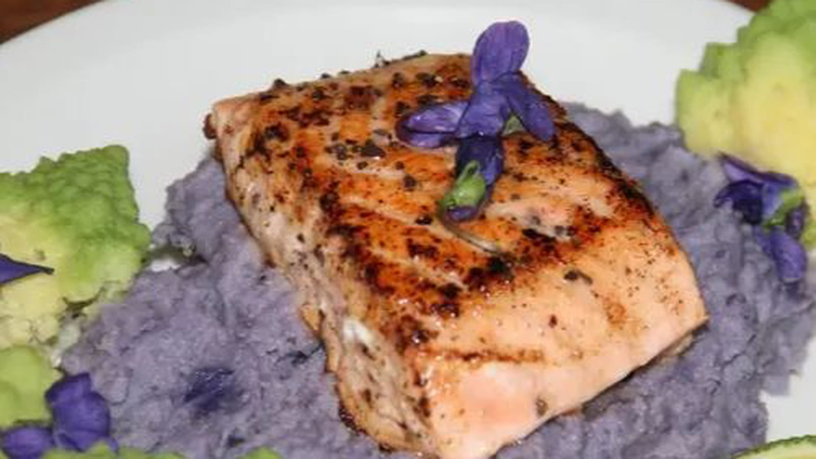 Coeur de filet de saumon à l'écrasé de pommes de terre vitelotte et chou romanesco