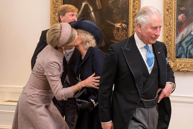 La reine Maxima et Camilla Parker-Bowles s'embrassent dans le dos du prince Charles