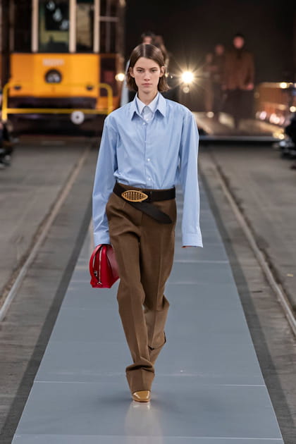 Chemise bleu ciel, ceinture de cow-girl et pantalon marron aper&ccedil;us sur le d&eacute;fil&eacute; Tod's
