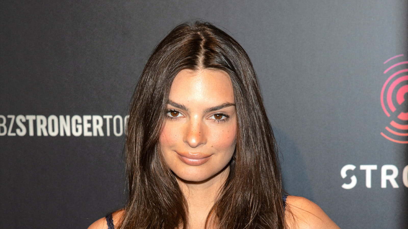 Emily Ratajkowski en brune