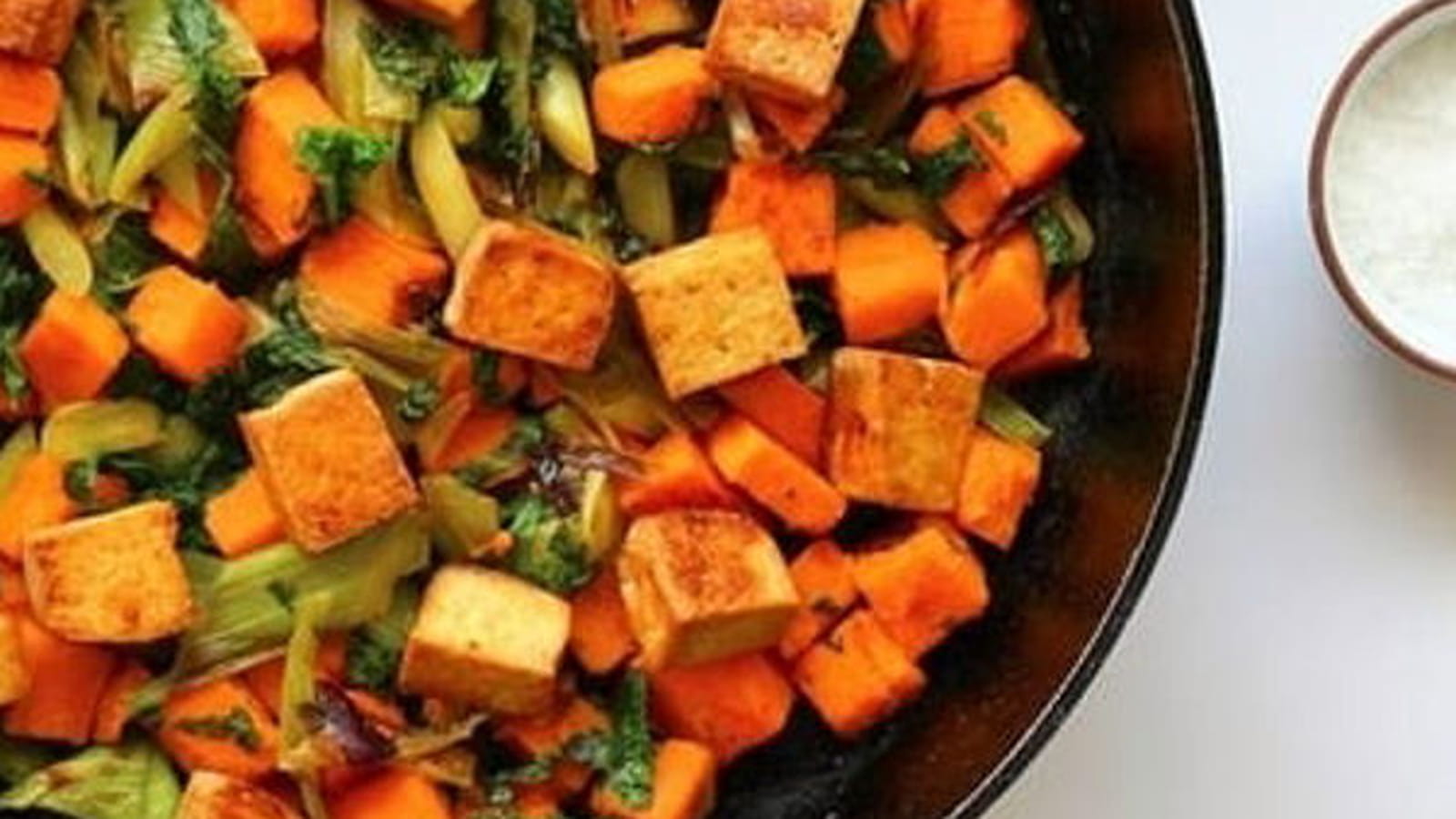 Poêlée de patates douces au tofu fumé