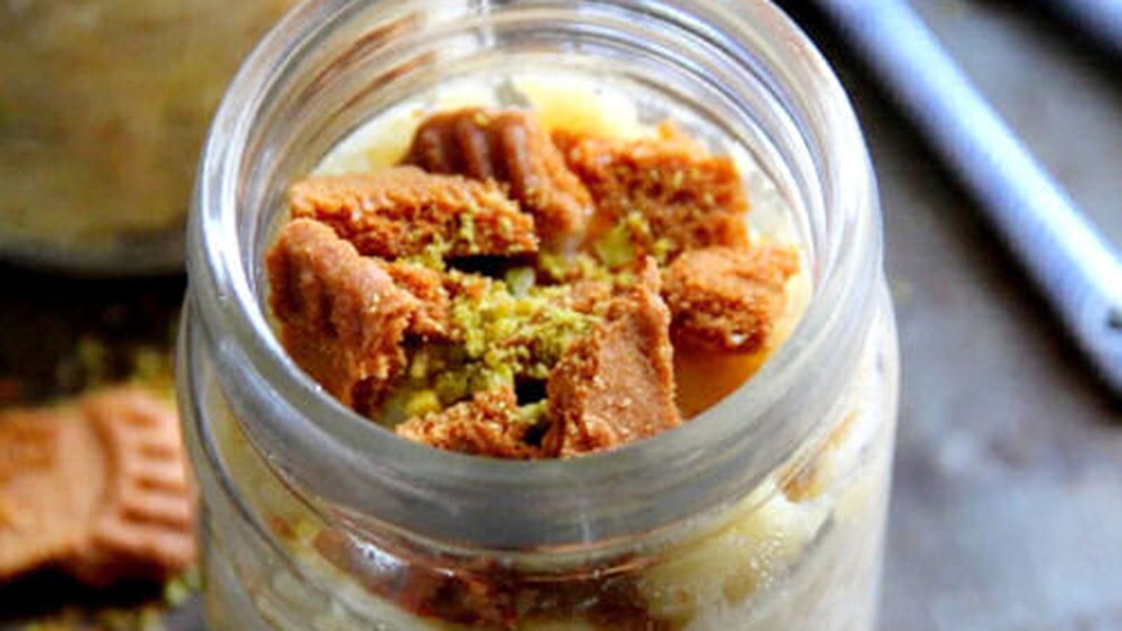 Marmelade de pommes, banane aux éclats de spéculoos et pistaches