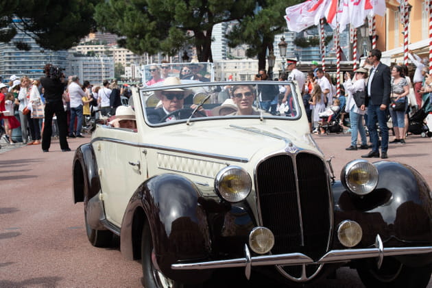 Albert et Charlene de Monaco d&eacute;filent dans les rues &agrave; bord d'une voiture de collection