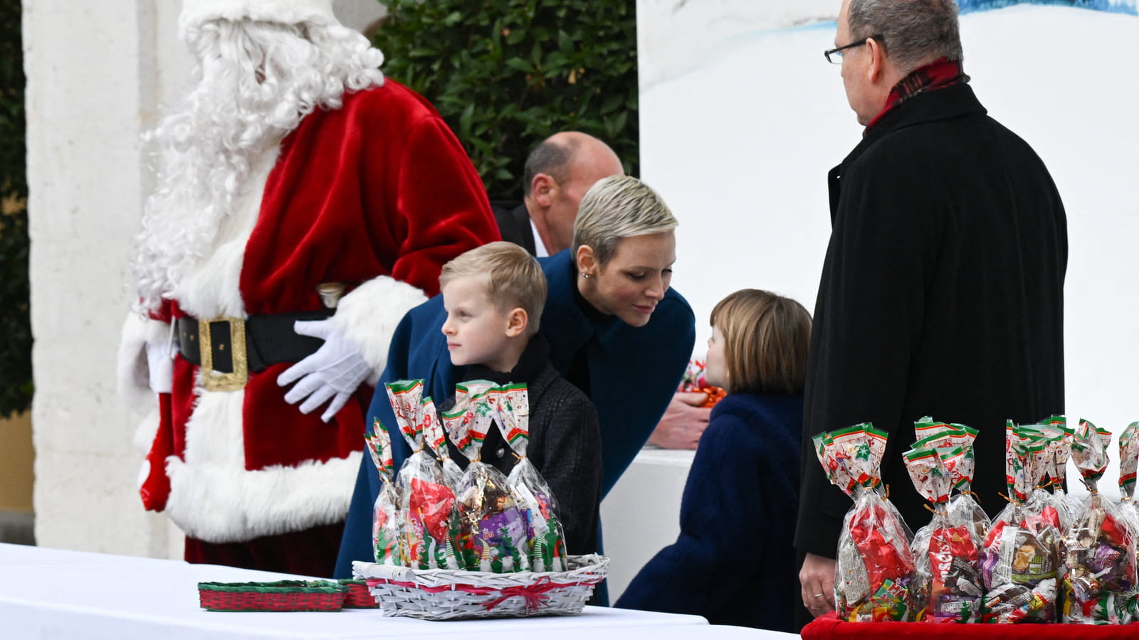 Charlene, Jacques, Gabriella et Albert de Monaco, Noël au palais et cadeaux