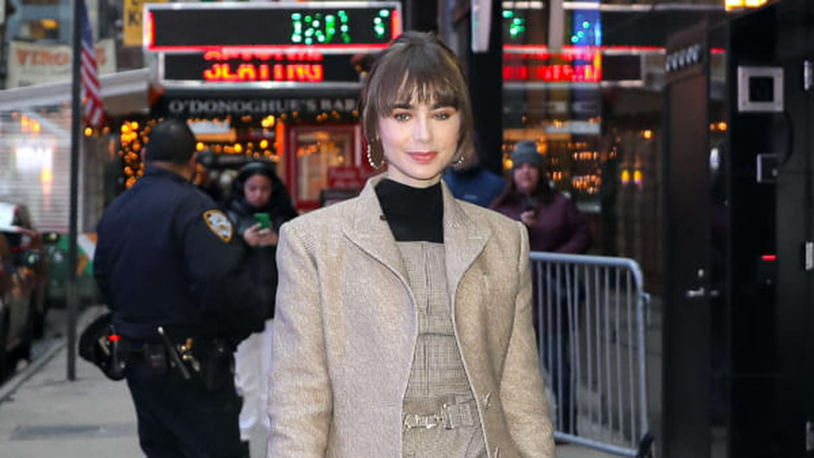 Lily Collins le 12 décembre 2022