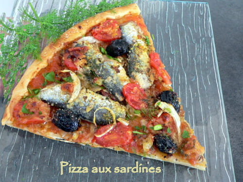 Pizza aux sardines et tomates fraiches