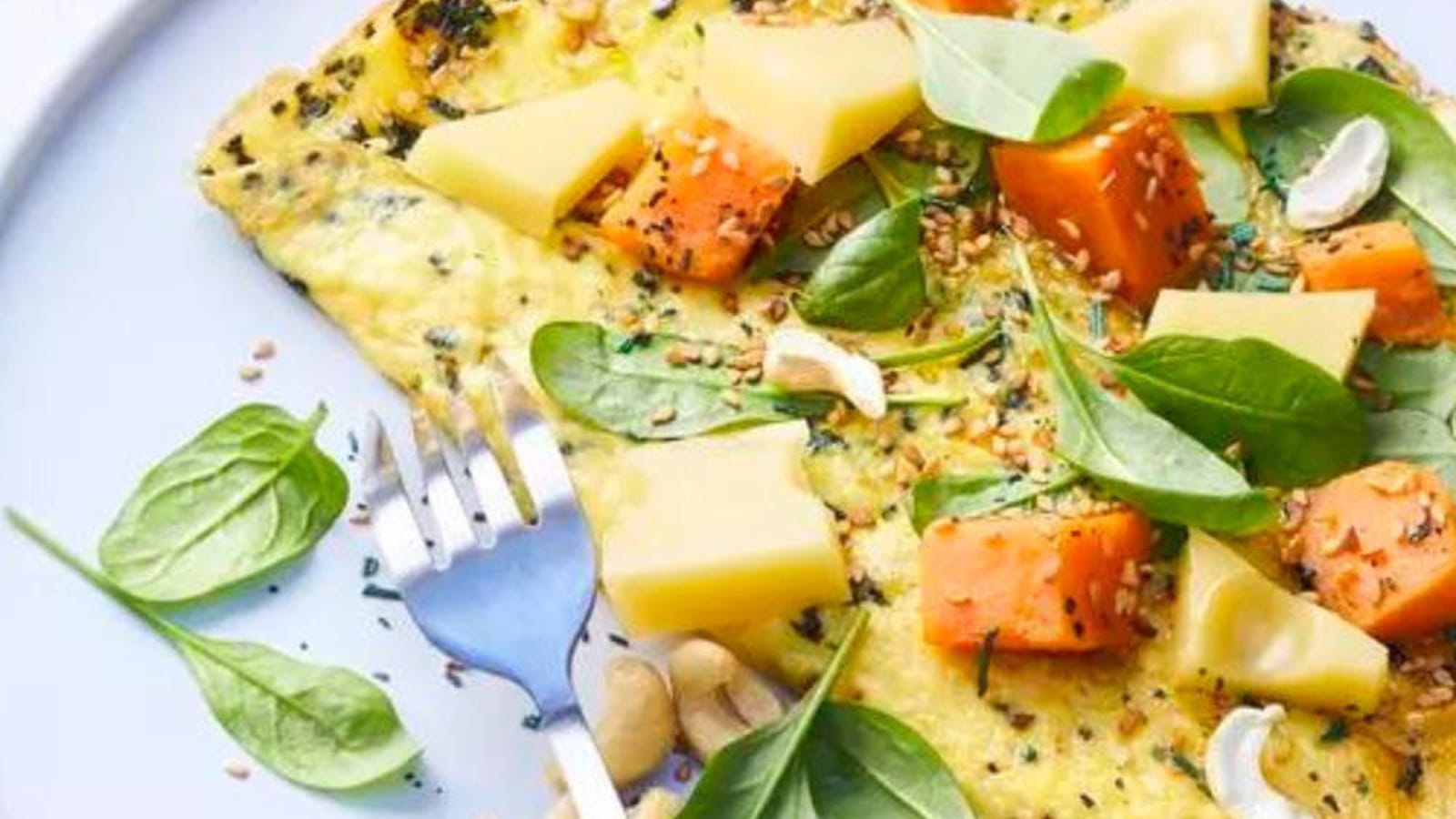 Omelette spiruline, pousses d’épinards et dés d’Emmentaler