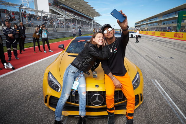 Millie Bobby Brown et Lewis Hamilton, sur les chapeaux de roues