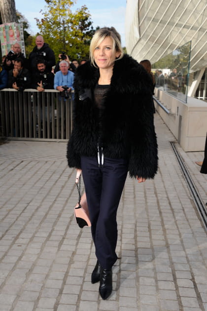 Marina Foïs en veste en fausse fourrure