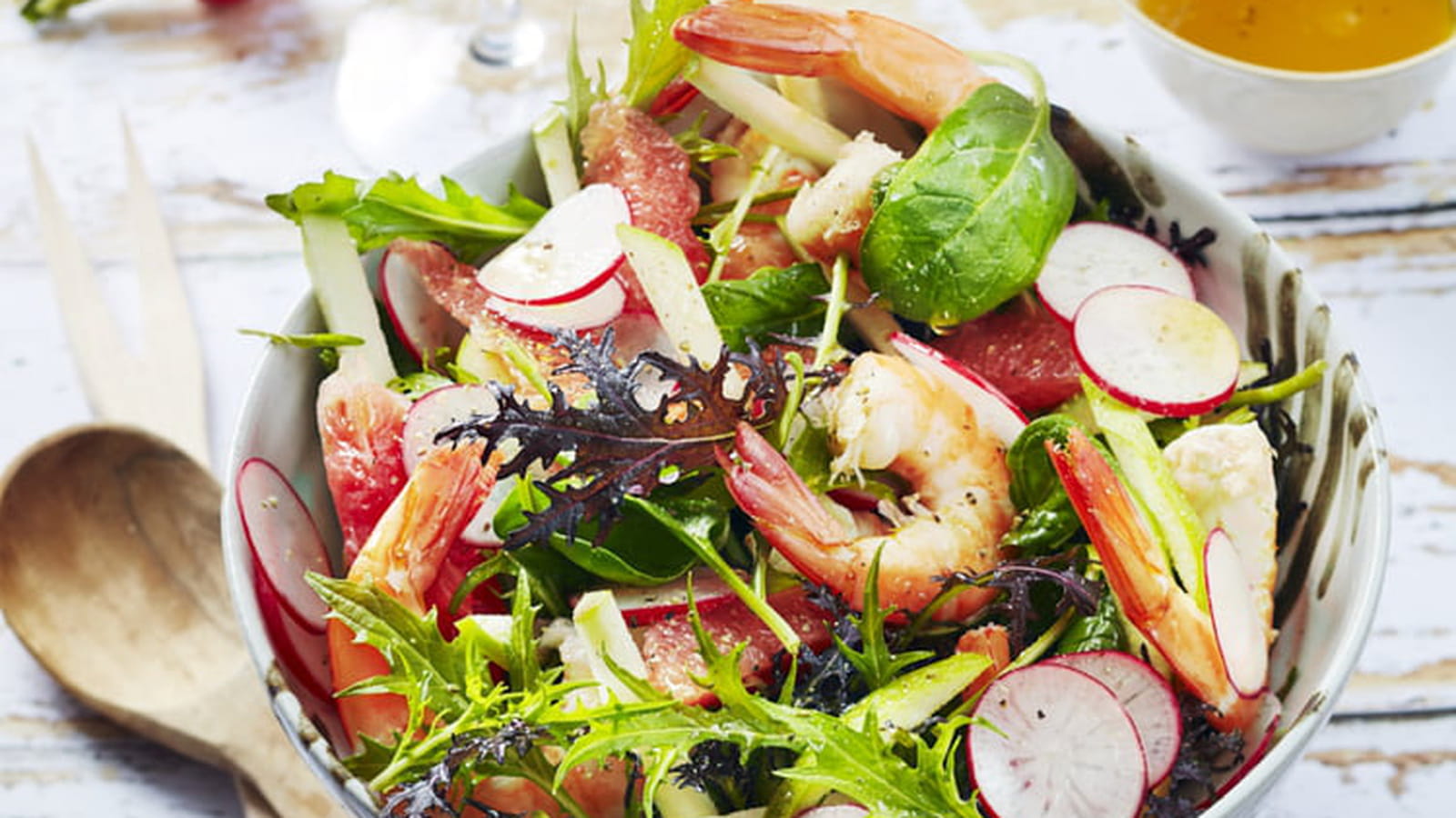 Salade de crevettes aux radis, pamplemousse, pomme, jeunes pousses et coriandre