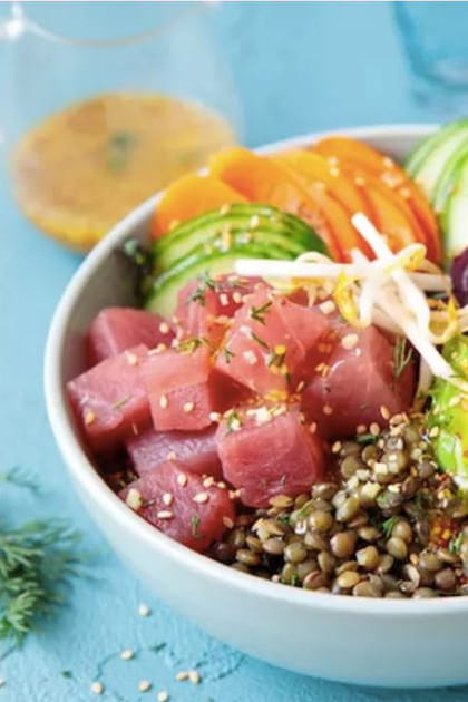 Pok&eacute; bowl de lentilles vertes et thon marin&eacute;