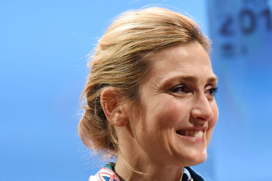 Julie Gayet, coquette avec son chignon bas