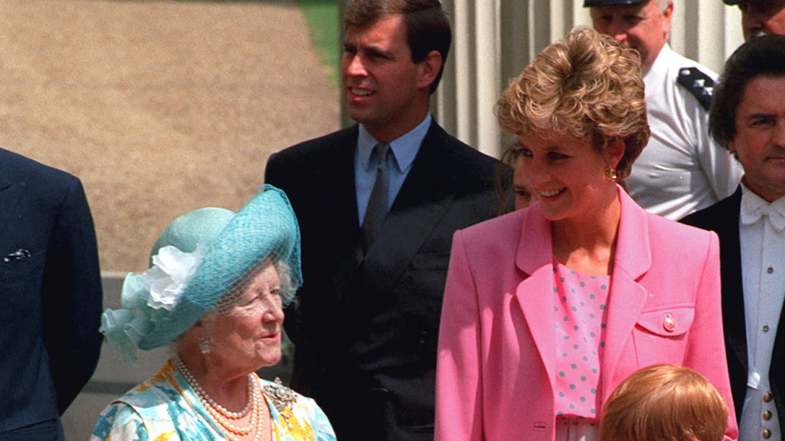 La reine mère, Lady Di et le prince Harry 