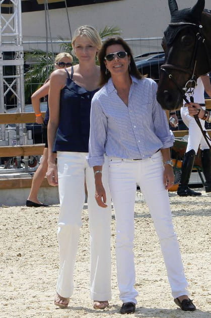 Caroline de Monaco en pantalon blanc et chemise bleu ciel