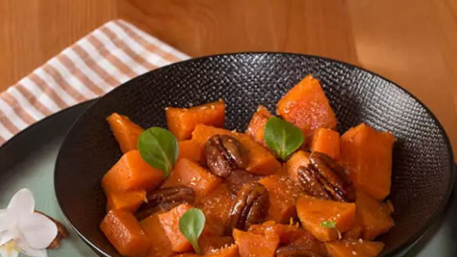 Patates douces rôties au sirop d’érable, cannelle et noix de pécan