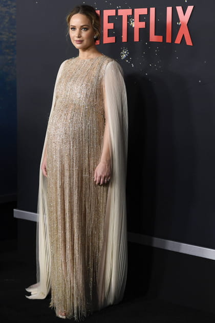 Jennifer Lawrence en robe longue dor&eacute;e &agrave; strass