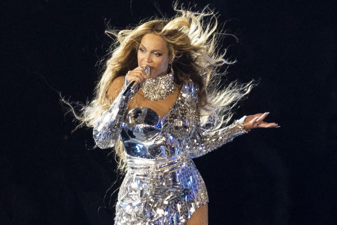 Beyoncé en robe asymétrique argentée