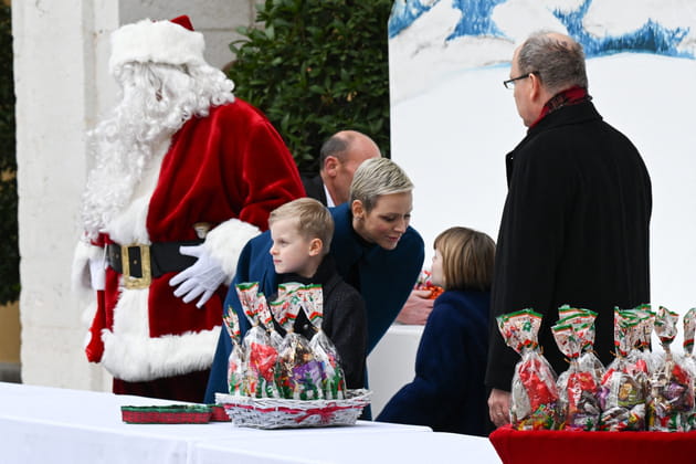 Charlene, Jacques, Gabriella et Albert de Monaco, Noël au palais et cadeaux