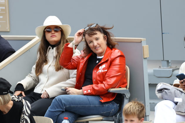 Anne Roumanoff avec la veste tendance du moment &agrave; Roland-Garros