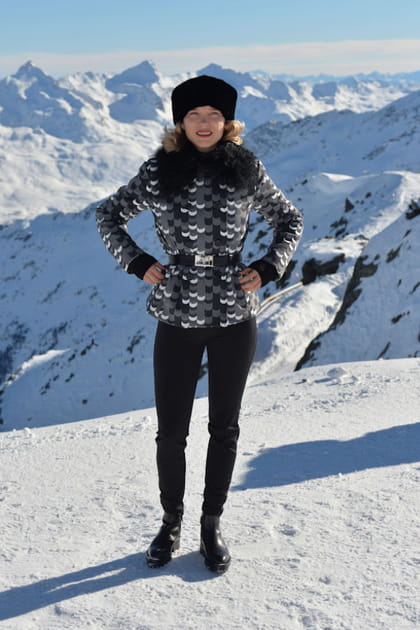 Léa Seydoux en manteau imprimé et jean slim noir