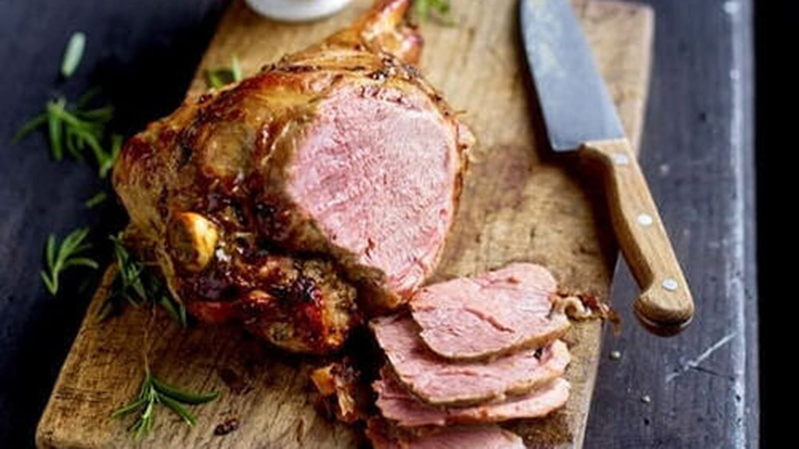 Gigot d’agneau à l’ail et au romarin, laqué au miel et à la moutarde