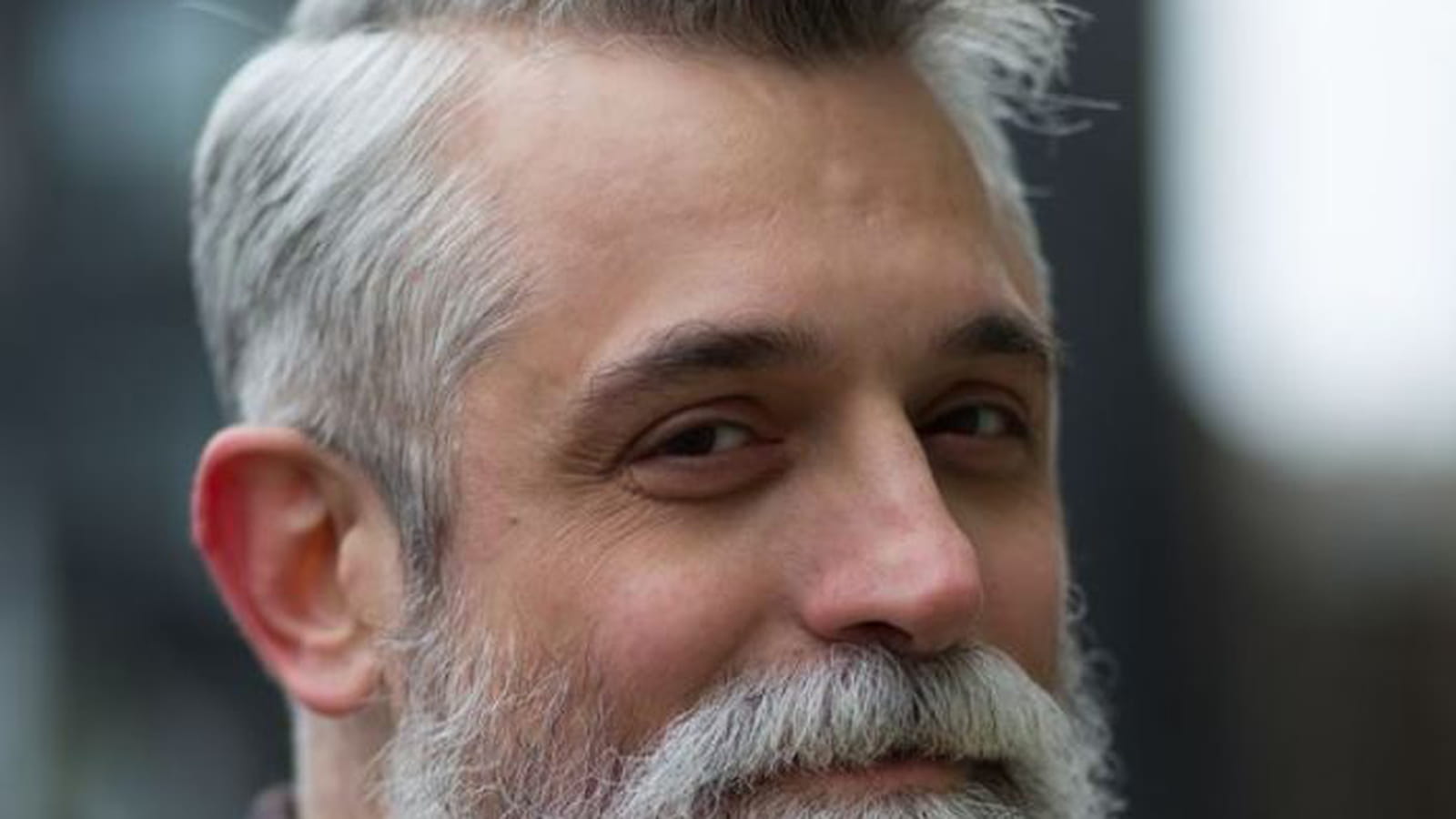 Les cheveux gris plaqués