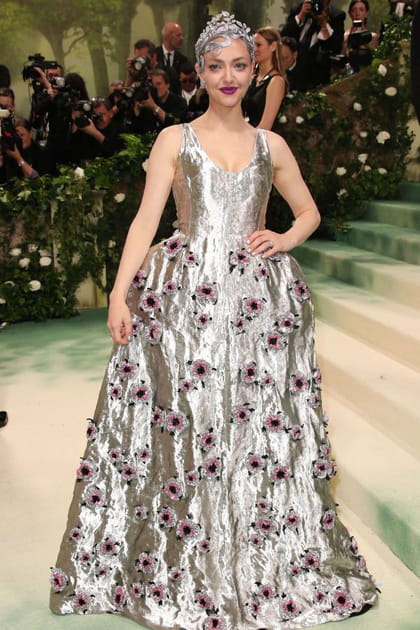 Sous son dr&ocirc;le de bonnet, Amanda Seyfried brille de mille fleurs