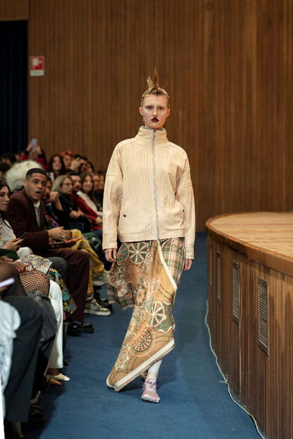 Jupe asym&eacute;trique &agrave; motifs et gilet zipp&eacute; cr&egrave;me aper&ccedil;us sur le d&eacute;fil&eacute; Francesca Liberatore