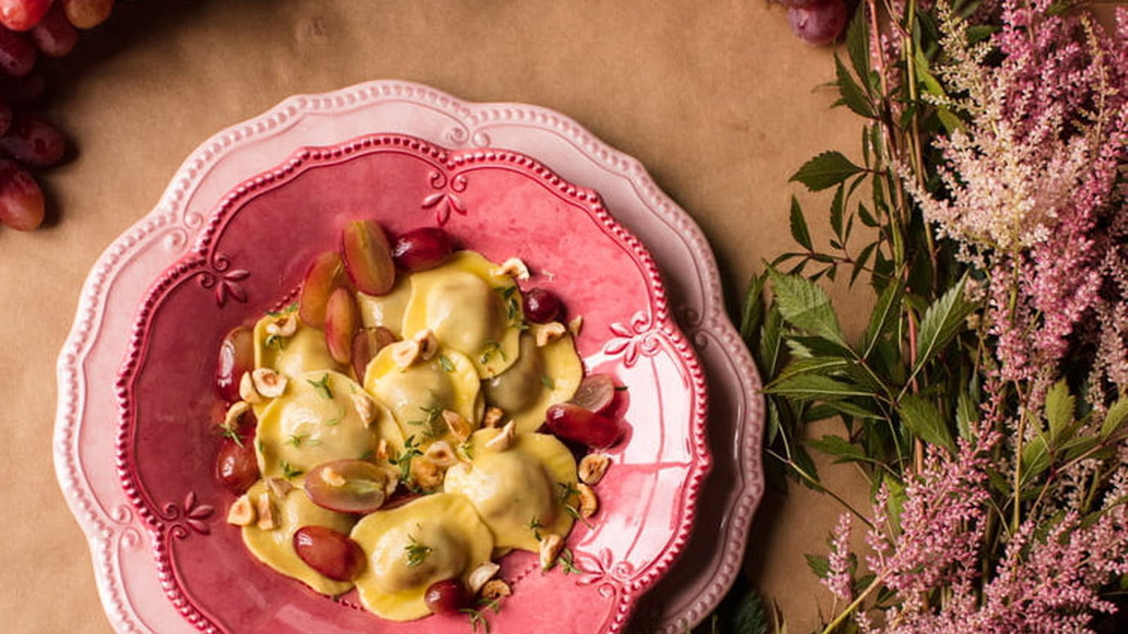 Grands Ravioli Fromage de Chèvre & Fines Herbes avec sauce légère aux raisins, éclats de noisettes et thym