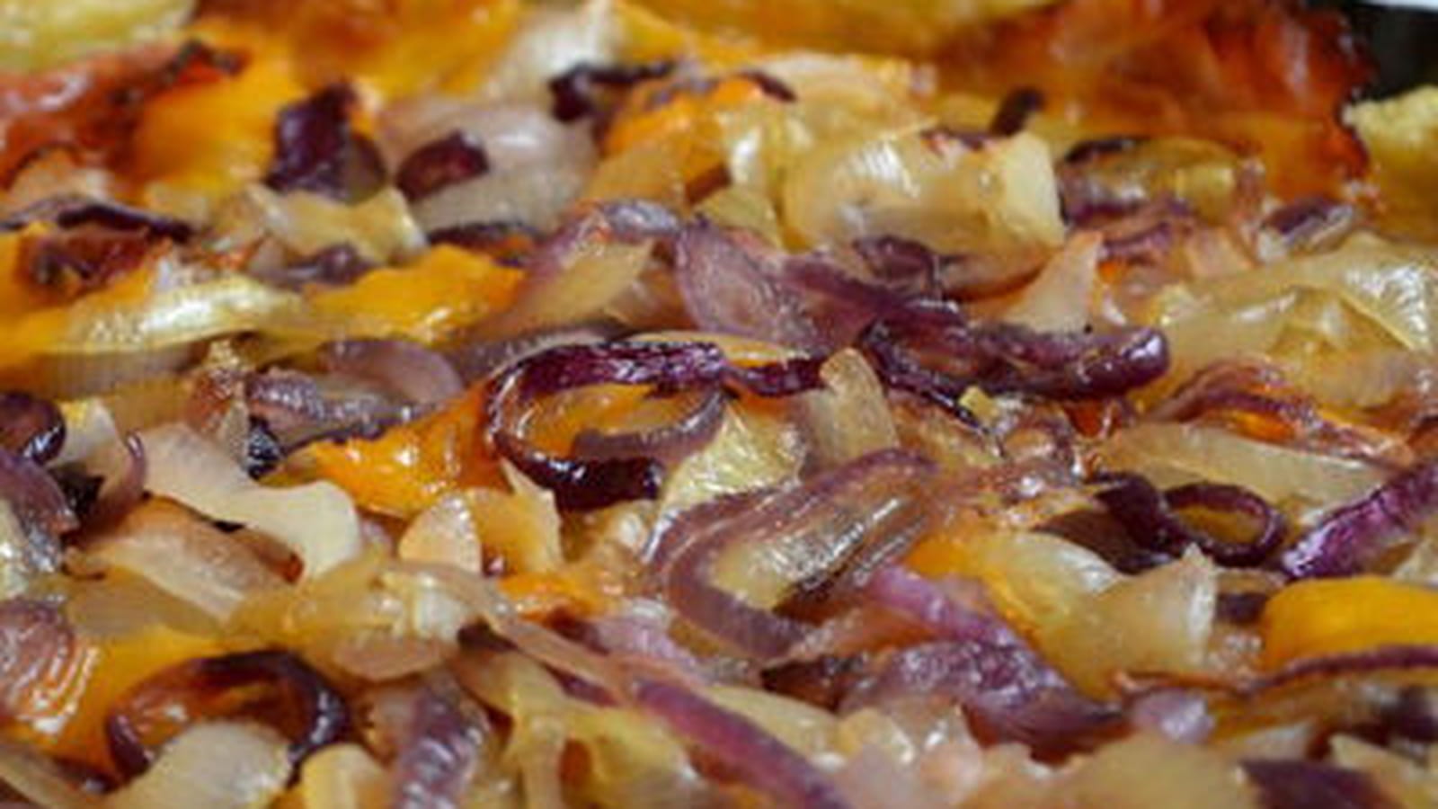Tarte aux oignons, lard et cheddar