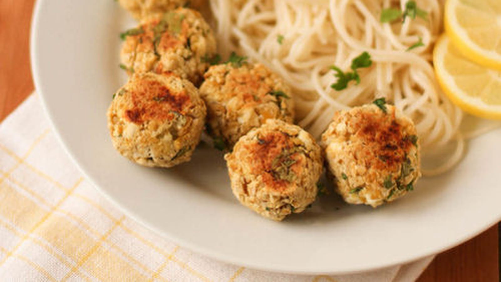 Boulettes express aux pois chiches, feta, citron et persil