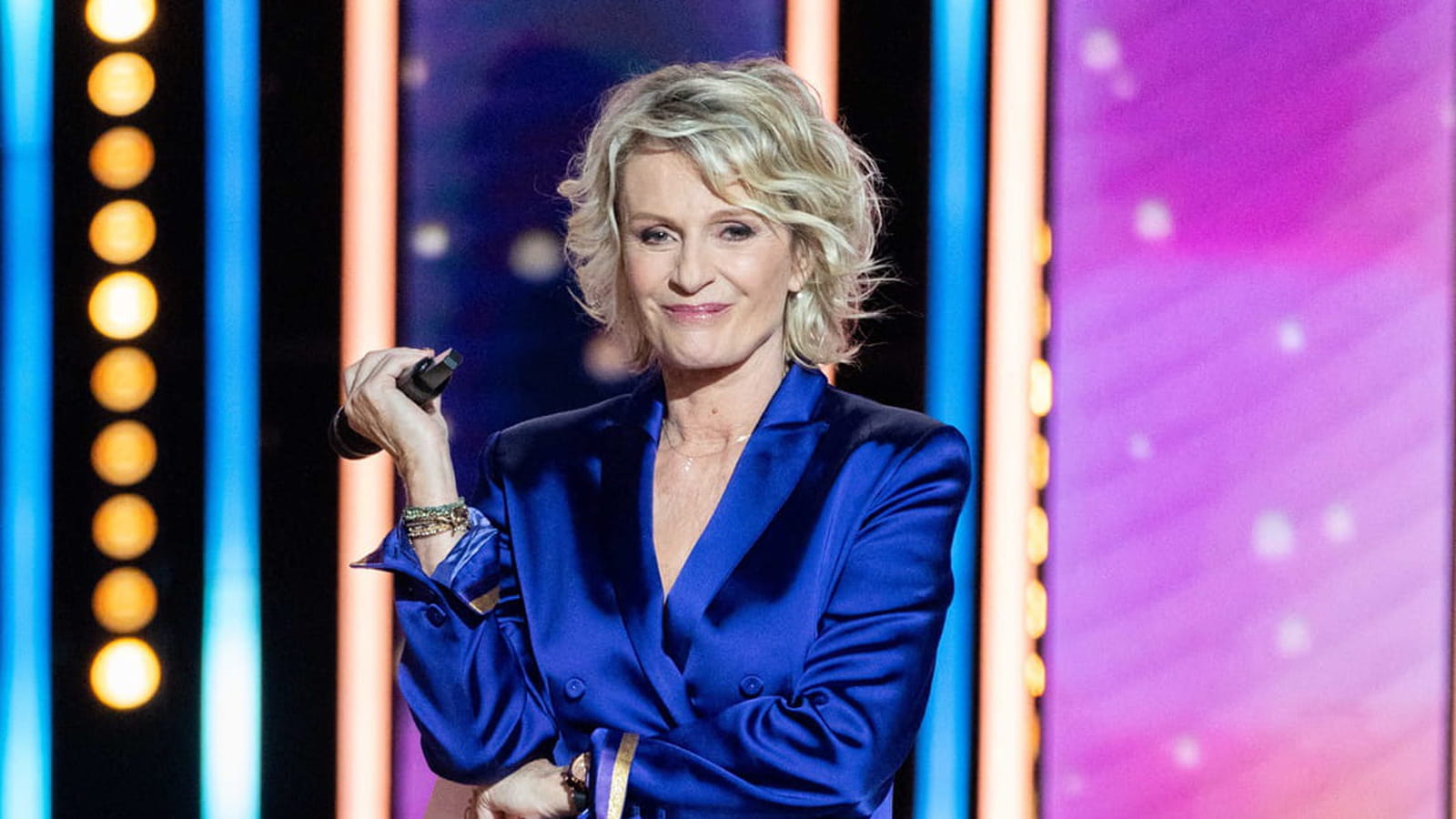 Sophie Davant en ensemble tailleur-pantalon bleu