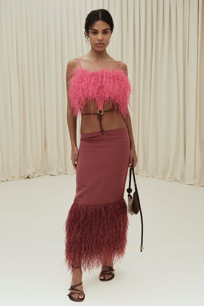 Tina Kunakey en robe à plumes roses au défilé Jacquemus "Le Raphia"