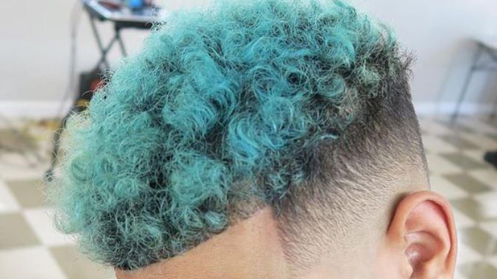 Les cheveux frisés colorés