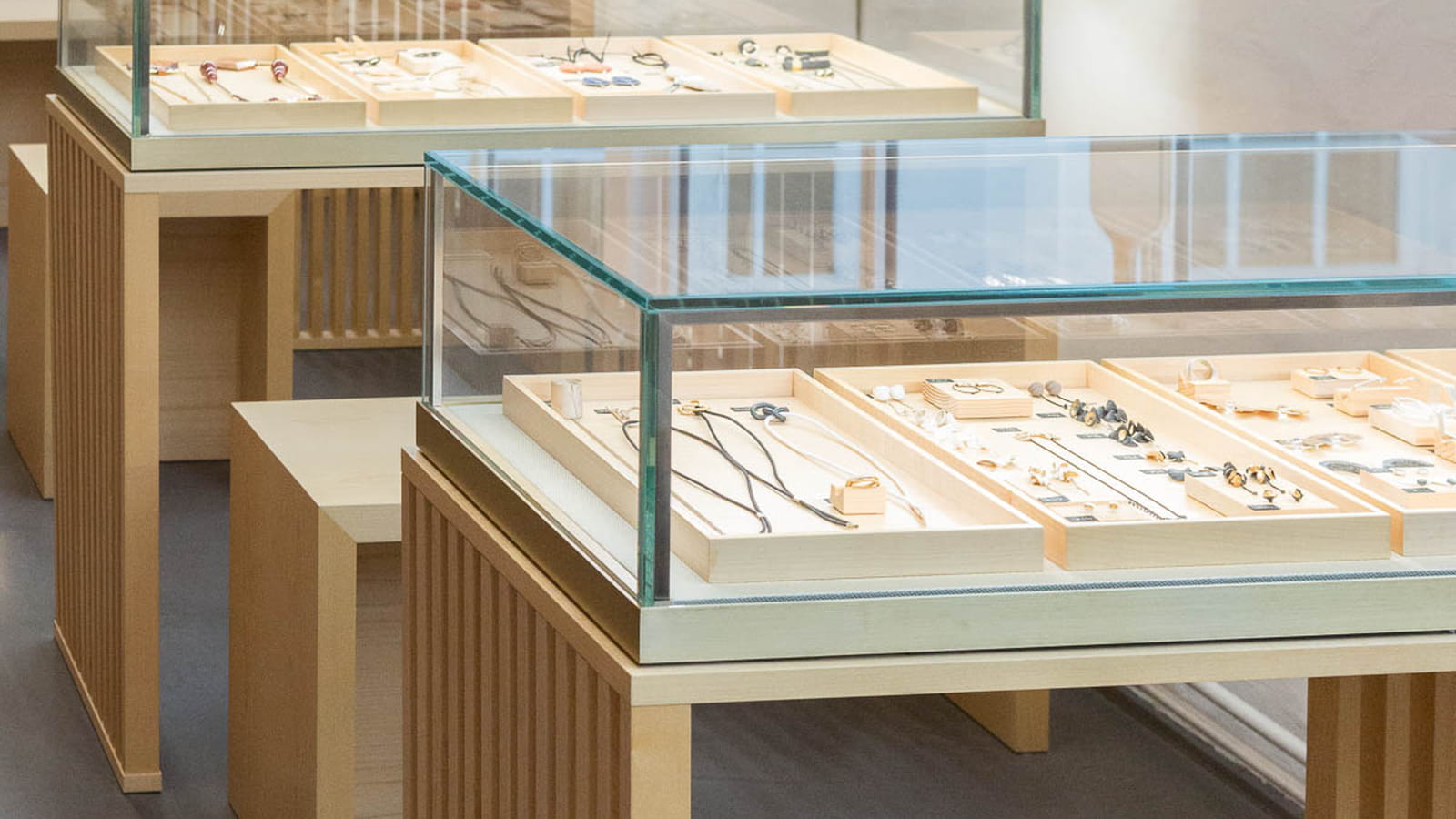 Bijoux sous vitrine 