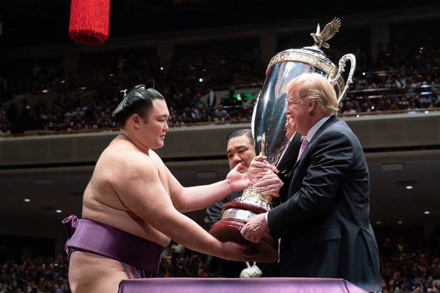 Donald Trump remet "la Coupe du pr&eacute;sident" au champion Asayonama