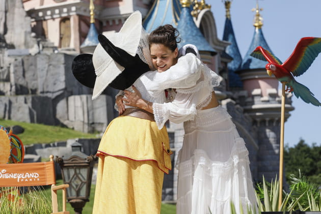 Katie Holmes fait un gros c&acirc;lin &agrave; Minnie
