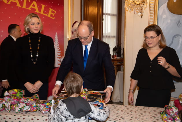 Charlene et Albert de Monaco distribuent les cadeaux