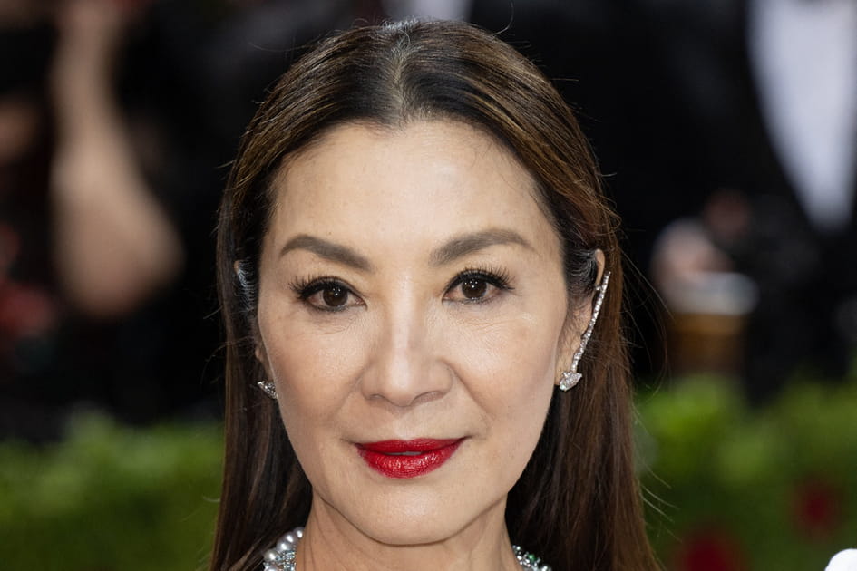 Raie au milieu et cheveux lisses de Michelle Yeoh