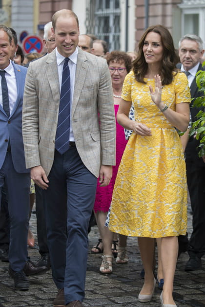 Kate Middleton en robe jaune textur&eacute;e &agrave; manches courtes