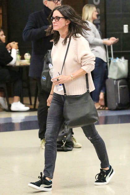 Courteney Cox en pull à manches longues