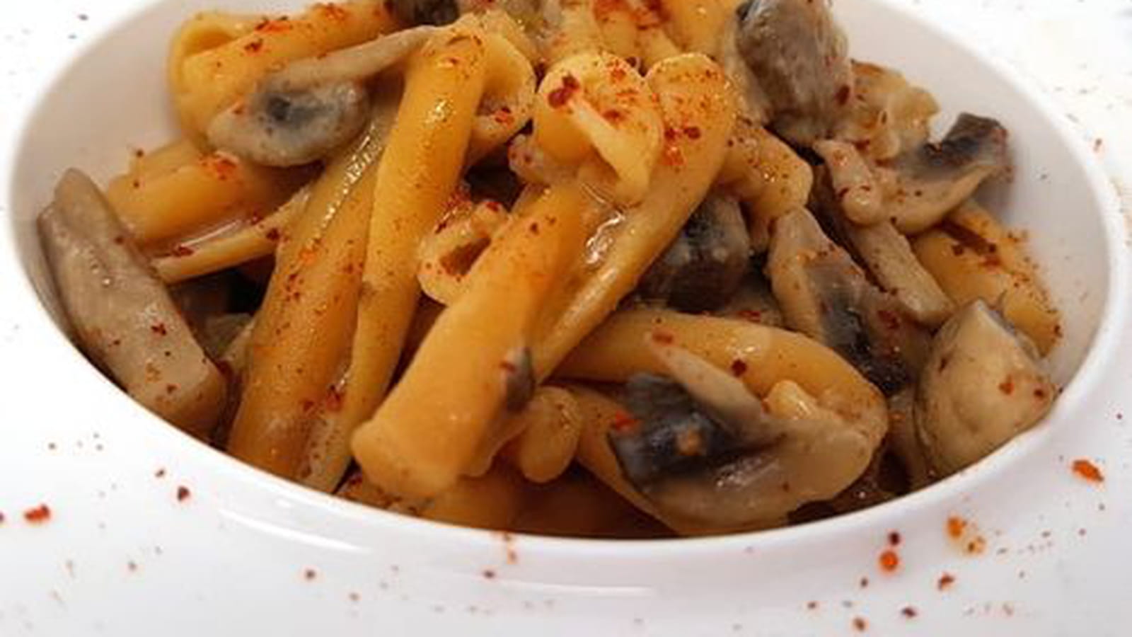 Pâtes champignons, piment et lait d'amandes