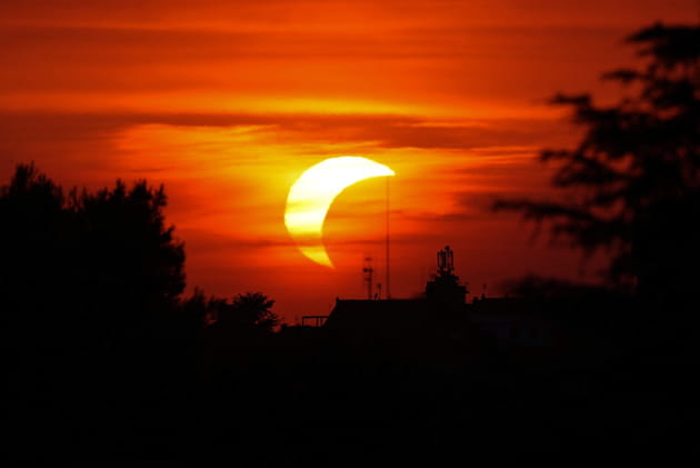 En Italie, un magnifique croissant de Soleil se forme dans le ciel de Rome
