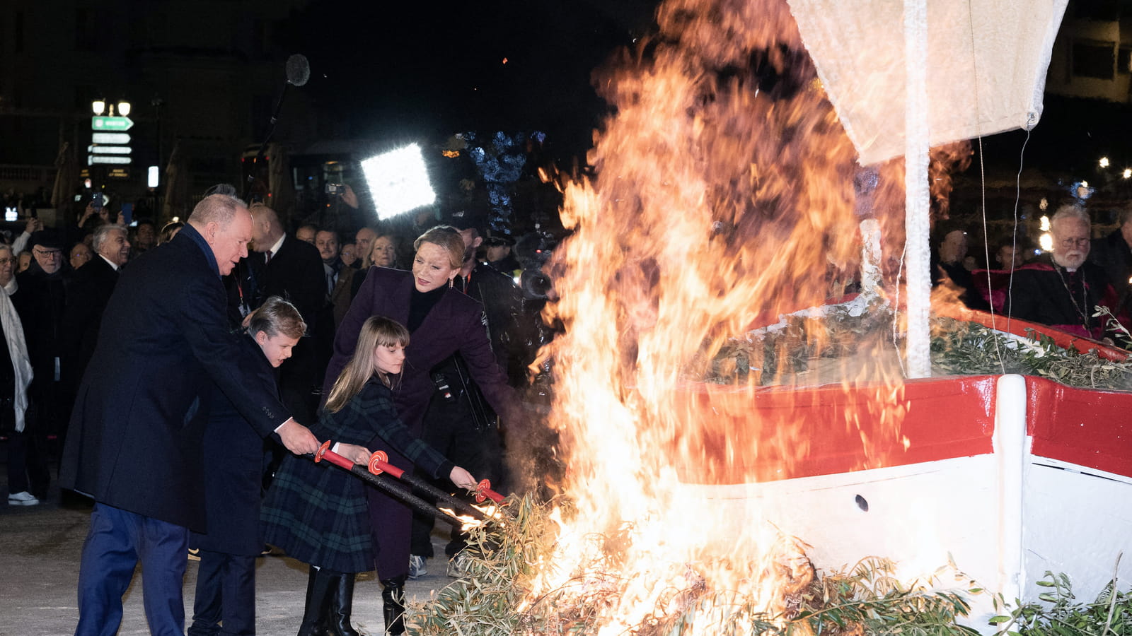 Albert, Charlene et les enfants fêtent la Sainte Dévote à Monaco