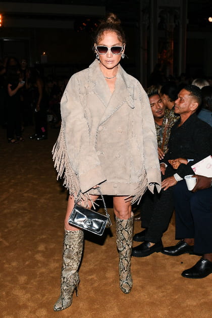 Jennifer Lopez en manteau beige et bottes motif serpent au défilé Coach printemps été 2024