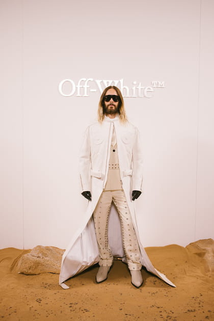 Jared Leto en manteau long ivoire structuré et lunettes de soleil au défilé Off-White