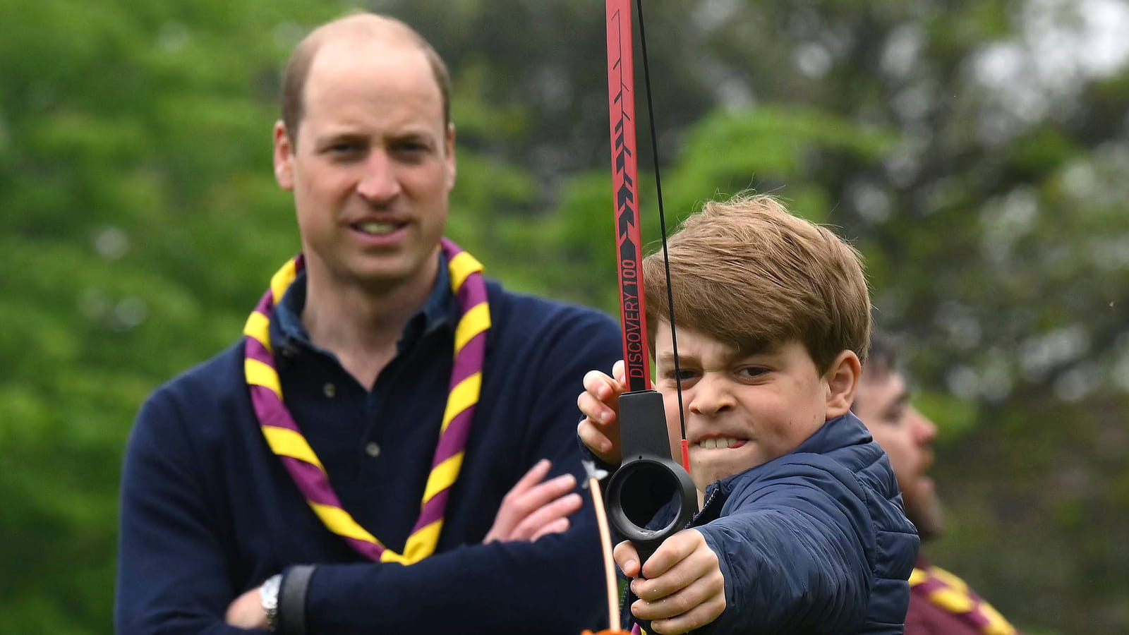 Le regard fier de son père William 