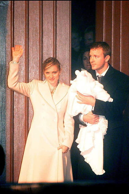 Madonna et Guy Ritchie lors du bapt&ecirc;me de leur fils Rocco en 2000