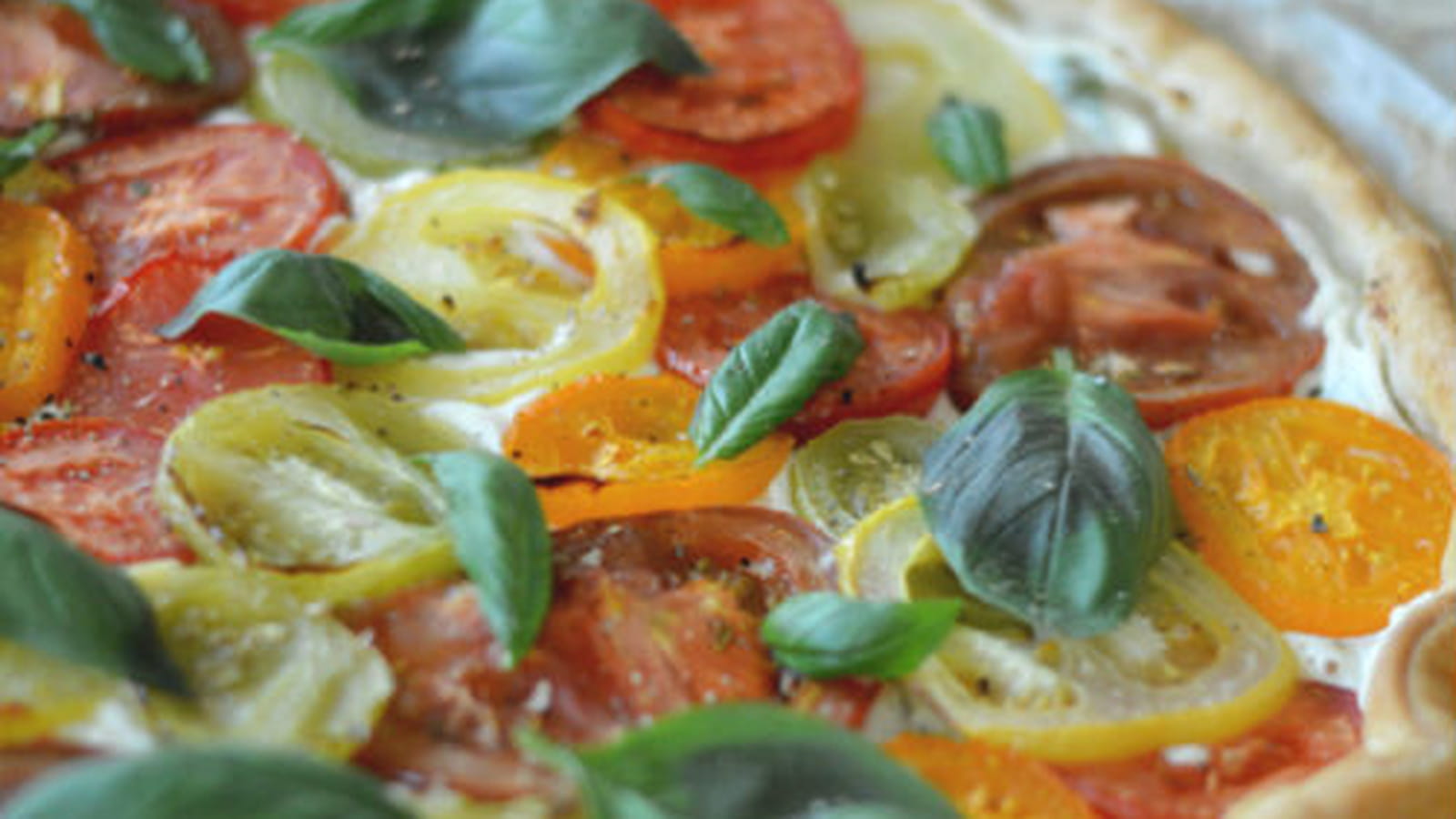 Tarte aux tomates anciennes, ricotta et basilic